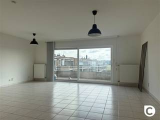 <p><span> </span></p><p><span>Ce magnifique appartement mansardé, entièrement rénové et doté d'une grande terrasse, est situé dans un petit immeuble équipé d'un ascenseur. </span></p><p><span> </span></p><p><span>Cet appartement bénéficie d’un emplacement très central, à proximité du centre d’Aartselaar, tout en étant très calme. </span></p><p><span> </span></p><p><span>Cet appartement rénové présente la disposition suivante : </span></p><p><span> </span></p><p><span>Hall d'entrée & t débarras :</span></p><p><span>L'appartement comprend un vaste hall d'entrée avec un débarras où un raccordement pour la machine à laver est prévu. </span></p><p><span> </span></p><p><span>Pièce à vivre & e cuisine :</span></p><p><span>Le spacieux salon (40 m²), au sol carrelé, est situé à l'arrière de l'appartement et donne accès à la terrasse qui offre une vue magnifique sur les champs. Vous disposez également d'une cuisine ouverte entièrement équipée et dotée de tout le confort nécessaire. Il s'agit d'une cuisine moderne avec un coin petit-déjeuner et de nombreux placards de rangement. </span></p><p><span> </span></p><p><span>Salle de bains et chambre d &:</span></p><p><span>La salle de bains est équipée d’une baignoire, d’un meuble-lavabo et de toilettes séparées. Les deux chambres sont situées à l’avant de l’ . </span></p><p><span> </span></p><p><span>Garage : </span></p><p><span>La location du garage est obligatoire (100 / mois) </span></p><p><span> </span></p><p><span>Loyer d'& s charges :</span></p><p><span>Loyer : 780 euros/mois + garage : 100 euros/mois et charges communes : 100 euros/mois </span></p><p><span> </span></p><p><span>L'appartement est disponible immédiatement !</span></p><p><span> </span></p><p><span>Atouts supplémentaires :</span></p><ul><li><span>Agréable terrasse </span></li><li><span>Emplacement idéal</span></li><li><span>Appartement moderne </span></li><li><span>Prêt à emménager</span></li><li><span>Ascenseur disponible</span></li><li><span>Tout a été repeint</span></li><li><span>Immeuble de petite taille </span></li></ul><p><span> </span></p><p><span> </span></p>