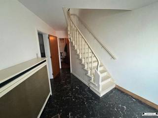 <p><span>Centraal gelegen woning nabij het centrum van Brasschaat.</span></p><p><span>U betreedt de woning via een ruime inkomhal met aparte vestiaire, een praktische bergruimte onder de trap en een toegangsdeur naar de ruime garage.</span></p><p><span>Op de eerste verdieping bevindt zich een apart toilet en een leefruimte van ongeveer 30 m². <br />Aansluitend is er een klein terras met zicht op de tuin. <br />De keuken is uitgerust met een gasfornuis, dubbele spoelbak en koelkast.</span></p><p><span>De tweede verdieping telt twee slaapkamers:</span></p><ul><li><span>Slaapkamer 1: ca. 20 m²</span></li><li><span>Slaapkamer 2: ca. 14 m²</span></li></ul><p><span>Daarnaast is er een badkamer met badkamermeubel en ligbad.</span></p><p><span>Op het gelijkvloers beschikt u over een ruime garage van ongeveer 25 m² en een aparte wasplaats.</span></p><p><span>De woning heeft een ruime tuin met zuidoriëntatie. <br />Achteraan in de tuin bevindt zich een tuinhuis.</span></p><p><span>Verder is de woning voorzien van rolluiken, PVC-ramen met dubbele beglazing en een nieuwe cv-installatie die werd geplaatst in 2025.<br /><br /></span></p><p><span>De woning is beschikbaar vanaf 1/9/2026</span></p><p><span>Huurwaarborg bedraagt 3 maanden</span></p>