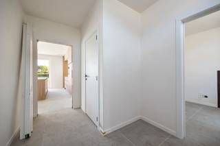 INDELINGGELIJKVLOERSInkomhal. Toiletruimte met handenwasser. Aparte bureauruimte.Woonkamer met open keuken en trap naar de 1ste verdieping.Keuken met...