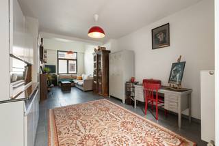 Via de inkomhal met praktische ingemaakte kasten komt u in de gezellige woonruimte met zit- en eethoek. Aansluitend de volledig geïnstalleerde...