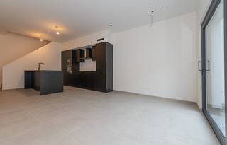 Aan de Kuringersteenweg met huisnummer 43 vinden we deze pas gebouwde moderne stadswoning met een totale bewoonbare oppervlakte van 208,64m2 op een perceel van 88m2.<br />De ligging tussen de kleine en grote ring maakt het een ideale stadswoning, scholen en winkels zijn in de directe omgeving te vinden alsook het station.  Via de Kuringersteenweg is de grote ring ook in de nabijheid van waaruit het naar alle omliggende gemeenten en steden kan. Voor autopendelaars zijn opritten 28 en 29 van de E313 ook op enkele kilometers te bereiken….<br /><br />Onmiddellijk bij het betreden van de woning wordt duidelijk dat het om een zeer ruime woning gaat: het gelijkvloers heeft een totale oppervlakte van 64,37m2 en is voorzien van een inkomhal, gastentoilet, berging, fietsenstalling, leefruimte van 35,80m2, een terras en een stadstuintje.<br />De drie (!) hoger gelegen niveau’s tellen elk 48,09m2. Op de 1<sup>ste</sup> verdieping treffen we de eerste slaapkamer, een toilet en de ruime badkamer aan (voorzien van een dubbele lavabo, bad én inloopdouche). Op de 2<sup>de</sup> verdieping zijn er 2 slaapkamers en de 3<sup>de</sup> verdieping huisvest de zolder, verdeeld in een ingericht stuk dat dienst kan doen als 4<sup>de</sup> slaapkamer, hobbbyruimte, homeoffice (…) en een opbergzolder.<br /><br />De woning heeft veel lichtinval, door de oppervlakte van meer dan 208m2 hebben alle kamers extra ruimte. Waar vind je nog een nieuwbouwwoning met o.a. slaapkamers van +16m2, plafondhoogtes van max 2m85, een leefruimte met grote keuken van 35,80m2, een aparte fietsenberging met eigen ingang, 10 zonnepanelen en een fantastische EPC-score van 27?<br /><br />De woning is helemaal af, kan bij de notariële akte direct betrokken worden én kan zelfs aan 6% BTW gekocht worden!<br /> 