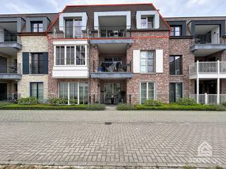 <strong>PLUSPUNTEN:</strong><br />+ bewoonbare oppervlakte: 77 m² (netto)<br />+ 1 slaapkamer<br />+ inpandig terras<br />+ ondergrondse parkeerplaats P17 en berging B55<br />+ instapklaar met degelijke afwerking<br />+ residentie De Heerlyckheid<br />+ Bocholt centrum<br />+ ventilatie D<br />+ energiezuinig A-label<br />+ verhuurd -> direct rendement<br /><br /><strong>ALGEMEEN:</strong><br />In de stijlvolle residentie De Heerlyckheid, midden in het centrum van Bocholt, bevindt zich dit instapklare appartement met twee slaapkamers. Dankzij de centrale ligging geniet u van alle dagelijkse voorzieningen op wandelafstand, terwijl de rustige woonomgeving zorgt voor een aangenaam en comfortabel leefklimaat. Winkels, horeca, scholen en openbaar vervoer bevinden zich in de onmiddellijke nabijheid, net als tal van wandel- en fietsmogelijkheden in het groene Bocholt.<br /><br />Het appartement, gebouwd in 2018, werd afgewerkt met kwalitatieve materialen en biedt een praktische en doordachte indeling. De lichtrijke leefruimte sluit naadloos aan op de open keuken en creëert een aangename plek om thuis te komen. Een ruime slaapkamer met aansluitend een comfortabele badkamer, een dressing/kantoorruimte en de aanwezigheid van een aangenaam terras zorgt voor extra wooncomfort.<br /><br />Bovendien beschikt het appartement over een ondergrondse parkeerplaats en een private berging. Dankzij het uitstekende energielabel A, de moderne technieken en de verzorgde afwerking vormt dit appartement een ideale keuze voor wie op zoek is naar energiezuinig wonen op een centrale locatie. Ook als investering biedt deze eigendom een interessante opportuniteit.<br /><br /><br />Sommige beelden werden digitaal bewerkt ter optimalisatie van de presentatie van het appartement.<br /><br /><strong>INDELING:</strong><br />-1: parkeerplaats, berging<br />+0: inkomhal, leefruimte met open keuken, berging, 1 slaapkamer, dressing/kantoorruimte badkamer, toilet.<br /><br /><strong>FINANCIERING:</strong><br />Een succesvolle vastgoedtransactie begint met een goede voorbereiding. Wij adviseren kandidaat-kopers om hun financiële mogelijkheden tijdig in kaart te brengen, zodat zij met de nodige zekerheid en vertrouwen kunnen handelen wanneer de juiste opportuniteit zich aandient.<br /><br /><strong>VERKOPEN OF VERHUREN MET EEN STRATEGISCHE AANPAK?</strong><br />Dankzij het vertrouwen van onze klanten en onze sterke marktpositie zijn wij voortdurend op zoek naar kwalitatieve eigendommen. Overweegt u te verkopen of te verhuren? Ontdek vrijblijvend onze persoonlijke aanpak en hoe wij uw eigendom optimaal positioneren om de juiste doelgroep te bereiken.<br /><br /><strong>ALS EERSTE OP DE HOOGTE VAN NIEUW AANBOD:</strong><br />De beste eigendommen worden vaak gevonden vóór ze breed beschikbaar zijn. Schrijf u vrijblijvend in via onze website en ontvang nieuw aanbod dat aansluit bij uw wensen en zoekcriteria.<br /><br /><strong>UW VASTGOED, ONZE EXPERTISE:</strong><br />Elke eigendom verdient een persoonlijke strategie. Met een combinatie van marktkennis, professionele presentatie, actieve klantenbenadering en een sterk netwerk begeleiden wij onze klanten naar een succesvol resultaat.<br /><br /><strong>PERSOONLIJKE SERVICE, PROFESSIONELE BEGELEIDING:</strong><br />Een vastgoedbeslissing vraagt een doordachte aanpak. Ons ervaren team staat klaar om u persoonlijk te adviseren en te begeleiden bij elke stap. Contacteer ons via +32 89 87 03 67 of via info@immosign-plus.be.