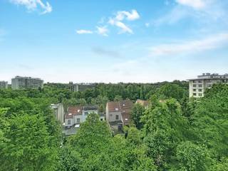 Situé à deux pas de la station de métro Beaulieu et de l'école japonaise, venez découvrir ce lumineux appartement de coin de +/- 103m².
Il est situé au 4ème étage d'un immeuble avec ascenseur.
Vous pourrez profiter d'un hall d'entrée avec vestiaire encastré, d'un spacieux et lumineux séjour, d'une cuisine entièrement équipée, d'une arrière cuisine/buanderie, de deux grandes chambres (+- 18m2 et +- 14m2), d'une salle de bain, d'une salle de douche, d'une toilette et d'une belle terrasse plein sud avec une vue dégagée sur le quartier des Pêcheries et son étang.
Vous profiterez également d'un garage box fermé et d'une cave pour 125€ de supplément (obligatoire).
"Beaulieu" est un quartier verdoyant et calme à proximité des commerces, des transports en commun (bus et métro) et d'un accès facile à l'autoroute et au Ring de Bruxelles. Vous serez également tout proche de l'Ecole Japonaise et de l'Ecole Européenne.
Provision pour charges communes et eau froide : 150€/mois. Chaudière au gaz récente.
Excellent PEB : D+ - 155 kWh/m2 - 30 kg/CO2 - numéro : 202504250000712405012
Disponible immédiatement. Bail long terme.
Contact : Laurent +32 478 24 45 85 ou laurent.michiels@weinvest.be
