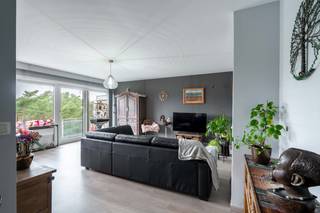 Découvrez cet appartement de 2 chambres prêt à emménager situé au 6ème étage, qui offre une vue imprenable sur la forêt et la ville de Genk...