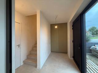 <p>Zeer ruime stijlvolle nieuwbouwwoning op een hoekperceel van 3a 43ca, met een bewoonbare oppervlakte van maar liefst 211 m² en potentieel voor 5 slaapkamers.<br /><br />Deze energiezuinige woning wordt volledig afgewerkt opgeleverd, met een tijdloze afwerking en duurzame, kwalitatieve materialen.<br /><br />Indeling: inkomhal, apart toilet, ruime en lichtrijke leefruimte met open keuken, berging, nachthal, 3 slaapkamers, apart toilet en een prachtige badkamer met inloopdouche en ligbad. Mogelijkheid tot het creëren van een 4de en 5de slaapkamer op de zolderverdieping.<br />De leefruimte geeft directe toegang tot de zuidgerichte tuin.<br /><br />De woning is uitgerust met hedendaagse technieken zoals een warmtepomp, ventilatiesysteem type D, vloerverwarming, zonnepanelen en beschikt over een gunstig E-peil (9).<br /><br />Verkoop met opsplitsing van BTW-en registratierechten.<br /><br />Vermoedelijke oplevering voorzien eind juli 2026.<br /><br />Gelegen in een rustige woonwijk, nabij winkels, scholen en het centrum.<br /><br />Stedenbouwkundige inlichtingen in aanvraag.<br /><br />Interesse? Contacteer ons kantoor voor meer info of een bezoek ter plaatse via 0472/533.946 of mail naar info@immo-b.be!</p>