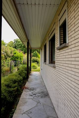 CHARMANTE BUNGALOW MET TUIN, GARAGE EN VEEL POTENTIEEL OP AANGENAME LIGGING
Langs de Edingseweg in Geraardsbergen bevindt zich deze vrijstaande bungalow op een perceel van maar liefst 804 m². Dankzij de licht verhoogde ligging geniet u hier van een aangenaam open zicht en een mooi gevoel van ruimte.
De woning werd gebouwd in 1972 en biedt vandaag een uitstekende basis voor wie op zoek is naar een renovatieproject dat volledig naar eigen smaak kan worden afgewerkt. Tegelijk is de woning in haar huidige staat perfect bewoonbaar, waardoor u ze stapsgewijs kan moderniseren.
De indeling is logisch en praktisch opgevat. Via de inkomhal bereikt u de lichtrijke leefruimte, die het centrale hart van de woning vormt. Aansluitend bevindt zich de keuken. Verder beschikt de bungalow over twee volwaardige slaapkamers, een badkamer en een berging/wasplaats.
Een extra troef is de aanwezigheid van een traplift, wat de woning ook geschikt maakt voor minder mobiele bewoners of levenslang wonen op het gelijkvloers.
Op vlak van comfort is de woning uitgerust met centrale verwarming op gas en een gezellige inbouwcassette op hout in de leefruimte, wat zorgt voor een aangename warmte en sfeer.
De woning is volledig onderkelderd en beschikt over een ruime garage en bijkomende bergruimte. Dit biedt tal van praktische mogelijkheden, zowel voor stockage als hobbyruimte.
Rondom de woning bevindt zich een aangename tuin met graszone en beplanting. Achteraan is er een tuinhuis aanwezig en bovendien beschikt het perceel over een handige achtertoegang, wat zorgt voor extra comfort en vlotte bereikbaarheid.
Gelegen aan de rand van Geraardsbergen geniet u hier van een vlotte bereikbaarheid, terwijl winkels, scholen en openbaar vervoer zich in de nabije omgeving bevinden.
EPC-label F. Elektrische installatie niet conform. Het asbestattest geeft aan dat de woning niet-asbestveilig is; er werden echter slechts twee asbestmaterialen vastgesteld, namelijk leidingsisolatie die dient verwijderd te worden en een buis aan de postbus die zorgvuldig beheerd kan worden, waardoor de sanering eerder beperkt blijft.
Kortom, een solide en vrijstaande bungalow met tuin en garage, die bewoonbaar is maar vooral een uitstekende opportuniteit vormt voor wie ruimte, ligging en toekomstpotentieel wil combineren.
📞 Voor meer informatie of een bezoek: CasaVista Vastgoed – 054 41 25 00 ✉️ info@casavista.be