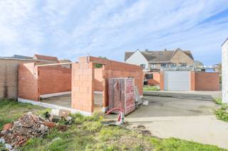 Interessante woning met ontzettend veel potentieel, rustig gelegen te Zwankendamme (naast Lissewege). Deze grote halfopen woning beschikt over een omgevingsvergunning voor een volledige verbouwing met uitbouw en de oprichting van een gesloten garage met tuinberging. <br /><br />De ruwbouwwerken zijn grotendeels gedaan. Als koper kunt u de woning volledig naar eigen wens en smaak afwerken. Vergunde plannen beschikbaar via ons kantoor.<br /><br />Mogelijkheid tot het creëren van een prachtige halfopen woning met een zonnige tuin en een grote garage achteraan. De garage is te bereiken via een achterliggende wegel. Een enorme troef van deze woning.<br /><br />Indeling volgens de vergunde plannen:<br />Inkomhal met trap, een schitterende leefruimte met een zithoek en een enorme leefkeuken met eiland. In de keuken een groot schuifraam met toegang naar de tuin. Verder op het gelijkvloers nog een apart toilet, een wasplaats, een douchekamer en een apart bureau met zicht op de tuin.<br />Op de eerste verdieping een masterbedroom met ensuite dressing, een tweede slaapkamer en een grote badkamer met douche en ligbad. Op de nachthall een vaste trap naar de zolderverdieping waar u nog beschikt over een derde kamer en een opbergruimte.<br /><br />Mooi perceel van 314 m² met een ongelooflijk potentieel. <br />Gevel opgenomen in de lijst van vastgesteld bouwkundig erfgoed.<br /><br />Bezoeken of meer informatie? <br />Contacteer Sacha Vanrafelghem op GSM 0487/43.79.10.