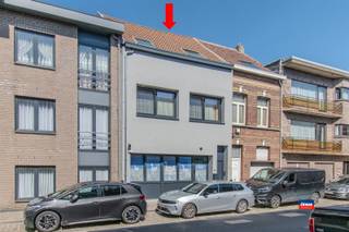 <p><span>HOBOKEN | HANDELSRUIMTE MET RUIME WOONST EN TUIN | EPC B | </span></p><p><span>Handelsruimte verhuurd tot 2028</span></p><p><span>Indeling als volgt : </span></p><p><span>Handelsruimte:</span></p><p><span>inkom - crèche - slaapruimte - toilet - keuken - tuin met terras</span></p><p><span>Woning:</span></p><p><span>Gelijkvloers: inkomhal met toegang naar de kelder</span></p><p><span>Eerste verdiep: hal - bureau met doorgang naar de leefruimte - leefruimte - slaapkamer - berging - douchekamer.</span></p><p><span>Tweede verdieping: hal - woonkamer met veel lichtinval - volledig geïnstalleerde keuken met extra opbergruimte - slaapkamer/speelruimte - binnenkoer.</span></p><p><span>Derde verdieping: hal - twee slaapkamers met mezzanine - badkamer - wasruimte.</span></p><p><span>Huurprijs:</span></p><p><span>Handelsruimte: 2350 euro per maand</span></p><p><span>Woning: 1150 euro per maand</span></p><p><span>Extra troeven:</span></p><ul><li><span>Zeer energiezuinige woning</span></li><li><span>Vlakbij openbaar vervoer, scholen en winkels</span></li><li><span>Aparte ingang naar de handelsruimte en woning</span></li><li><span>interessant voor investeerders </span></li><li><span>Aparte gasketels</span></li><li><span>Veel ruimte en vier slaapkamers</span></li><li><span>Garagebox mee over te nemen(huur)</span></li></ul><p><span> </span></p>