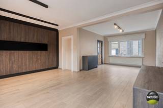 Tussen de kleine en de grote Ring, in de Bosstraat ter hoogte van nummer 73, bevindt zich deze prachtig gerenoveerde woning.De ligging is ideaal:...