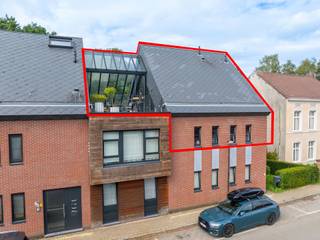 Dit unieke duplexappartement (bouwjaar 2014) in het centrum van Schilde biedt het beste van twee werelden: ruim en luxueus wonen in combinatie met een uitstekende, centrale ligging.<br /><br />VERDIEPING 2:<br /><br />Via de lift bereiken we rechtstreeks de tweede en tevens bovenste verdieping van het appartement.<br /><br />Vanuit de inkomhal met gastentoilet en vestiaire komen we in de lichte leefruimte. Hier vinden we een zithoek en eetkamer. De parketvloer zorgt voor een luxueuze uitstraling.<br /><br />De moderne keuken is volledig open en geïntegreerd in de leefruimte. Deze is uitgerust met hoogwaardige inbouwapparatuur en biedt voldoende werk- en opbergruimte. <br /><br />De terraskamer vormt het pronkstuk van de bovenste verdieping. Dankzij de grote ramen die volledig kunnen worden opengezet, creëer je een binnen-buiten gevoel. Deze ruimte is perfect om het hele jaar door van de zon te genieten. Naast de terraskamer is er nog een leuk dakterras aanwezig. <br /><br />VERDIEPING 1:<br /><br />Ook deze verdieping is rechtstreeks bereikbaar via de lift.<br /><br />Hier bevinden zich de 3 slaapkamers op parket en de volledig geïnstalleerde badkamer.<br /><br />ALGEMEEN:<br /><br />Het ganse appartement is voorzien van vloerverwarming op gas.<br /><br />Er is eveneens een kelderberging inbegrepen in de vraagprijs.<br /><br />U heeft de mogelijkheid om 1 of 2 ruime, ondergrondse autostaanplaatsen bij aan te kopen. De vraagprijs hiervoor bedraagt 28.000 euro per parkeerplaats.<br /><br />BIJZONDERHEDEN:<br /><br />- Mogelijkheid tot aankoop van 1 of 2 ondergrondse autostaanplaatsen<br />- Kelderberging inbegrepen<br />- Elke verdieping is bereikbaar met de lift<br />- Terraskamer als eyecatcher<br />- Instapklaar<br /><br />Voor meer informatie en/of een afspraak om dit unieke appartement persoonlijk te ontdekken, neem contact met Stephanie op 0476/90 95 94 of stephanie@reds.be