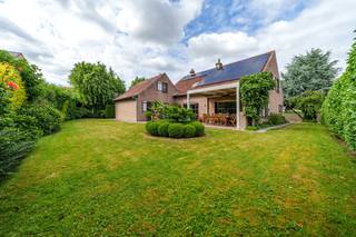 Bent u op zoek naar een kwalitatieve gezinswoning waar ruimte, rust en privacy samenkomen? <br /><br />Dit karaktervolle huis in Merkem dorp is een unieke kans. Gelegen op een perceel van 885m² geniet u hier van zicht op groen en 100% privacy! Dankzij de doordachte energetische upgrades - zoals zonnepanelen (9.085wp), een condensatieketel op aardgas en spouwmuurisolatie - beschikt deze alleenstaande woning reeds over een gunstig EPC. <br /><br />Indeling van de eigendom: <br />Gelijkvloers: Riante inkomhal met apart toilet en vestiaire - Aparte bureauruimte - Ruime living met inbouwcasette - Kwalitatieve keuken voorzien van alle noodzakelijke comfort - Aansluitende koele berging - Wasruimte - Inpandige garage. <br /><br />Verdiep +1: Nachthal - Master Bedroom - Slaapkamer 2 - Slaapkamer 3 - Slaapkamer 4 - Badkamer voorzien van dubbele lavabo, bad en toilet.<br /><br />Zolderruimte boven de garage.<br /><br />Buiten: Volwassen tuin en zuidwest gericht terras met kwalitatieve overkapping. Perfecte oriëntatie om een namiddag en avond te genieten van de zon.<br /><br />ALGEMEEN: <br />- Gelegen in het hart van Merkem <br />- Perceel van 885 m² <br />- Perfecte zuidwest oriëntatie! <br />- Reeds gunstig EPC C-label<br />- Blanco elektrische keuring bij akte <br />- Verzorgd aangelegde tuin <br />- 100% privacy met zicht op groen! <br />- Zonnepanelen aanwezig (9.085 wp) <br />- Centrale verwarming op aardgas (condensatieketel) <br />- Luxe overkapping voorzien van elektrische zonnescreens, ledverlichting en verwarming. (Renson) <br />- Gelijkvloerse bureauruimte (zeer handig voor de thuiswerkers of zelfstandigen) <br />- Grote bewoonbare oppervlakte van ruim 300m² <br />- 20.000 liter regenwater<br /><br />Bestuursmaatregelen in het maatregelenregister: nee