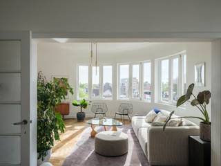 <span><span><span><span><span><span><span><span><span><span><span>Opportuniteit - Een hoekappartement waar licht, zicht en esthetiek samenkomen. Dit smaakvol gerenoveerde tweeslaapkamerappartement (BVO: 143 m²) bevindt zich op de vierde verdieping van een aantrekkelijk art-decogebouw, in de directe nabijheid van het station Gent-Sint-Pieters.</span></span></span></span></span></span></span></span></span></span></span><br /><br />Een unieke opportuniteit om te genieten van een prachtig art-decoparel uit de jaren 30, waar alle technische renovaties reeds zijn uitgevoerd. Dit architecturaal en stijlvol gerenoveerde appartement biedt hedendaags comfort met behoud van zijn authentieke karakter.<br /><br /><span><span><span><span><span><span><span><span><span><span><span>De ligging op de kruising van de Sportstraat en de Patijntjesstraat zorgt voor open perspectieven en een uitzonderlijke lichtinval doorheen de dag. Binnen ontvouwt zich een doordacht planopbouw, waarbij een lange, centrale gang alle ruimtes met elkaar verbindt en het appartement een huiselijk gevoel geeft.</span></span></span></span></span></span></span></span></span></span></span><br /><br /><span><span><span><span><span><span><span><span><span><span><span>Visgraatparket, warme materialiteit en karaktervolle afwerkingen brengen samenhang en rust. Twee volwaardige slaapkamers worden aangevuld met een derde kamer die vandaag dienstdoet als dressing. Het terras, waar de ochtendzon binnenvalt, maakt het geheel compleet.</span></span></span></span></span></span></span></span></span></span></span><br /><br />De inkomhal van het appartement leidt ons aan de rechterzijde naar een eerste slaapkamer. Aan dezelfde zijde vinden we de open eet- en leefruimte dewelke doorloopt tot om de hoek en baadt in het daglicht. Hierop volgend hebben we nog een dressing en een badkamer voorzien van ligbad en inloopdouche.<br /><br />De linkerzijde geeft plaats aan een maatwerk keuken keuken met inox werkblad, het terras, een berging/wasplaats en een toilet. Achteraan het appartement vinden we een tweede ruime slaapkamer die dienst doet als master bedroom en tevens plaats biedt aan een bureau<br /><br /><span><span><span><span><span><span><span><span><span><span><span>De recente renovatie, zowel van het appartement als van het gebouw, vertaalt zich in een subtiele knipoog naar art-deco-invloeden, gecombineerd met hedendaags technisch comfort (lift, garagebox, EPC B, …)</span></span></span></span></span></span></span></span></span></span></span><br /> <br /><span><span><span><span><span><span><span><span><span><span><span>Een uitgesproken appartement waar architecturale helderheid, licht en ligging elkaar versterken, op een van de meest bereikbare en gegeerde locaties van de stad.</span></span></span></span></span></span></span></span></span></span></span><br /><br /> 
