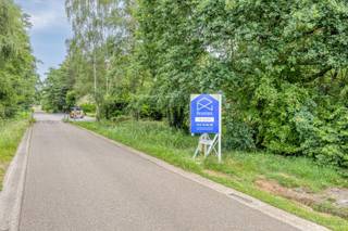 <div>
<p><span><strong>Bouwgrond voor open bebouwing op een perceel van 16a 76ca te koop in Tessenderlo-Ham</strong><br /><br />Op de Rietweg in Tessenderlo-Ham (ook wel gekend als vroeger de Genebosstraat), vinden we deze leuke bouwgrond voor open bebouwing terug. De bouwgrond heeft mooie oppervlakte van 16a 76ca. Het perceel is gelegen op een zeer gunstige ligging in een groene omgeving. Het centrum van Tessenderlo-Ham met al haar winkels, supermarkten, scholen en horeca bevindt zich op fietsafstand. De op- en afrit van de E313 bevindt zich op slechts enkele minuutjes rijden.<br /><br /><u>Bouwvoorschriften</u><br /><br />De maximale bouwdiepte bedraagt 17 meter gelijkvloers, waardoor er een ruime tuin behouden blijft. Op de verdieping is een bouwdiepte van maximaal 13 meter toegestaan.<br /><br />Er geldt een maximale bouwhoogte van twee bouwlagen. De kroonlijsthoogte bedraagt maximum 7 meter vanaf de dorpel.<br />De dakvorm is vrij te kiezen, een plat of hellend dak met een helling van maximum 45°. <br /><br />Kelders en andere ondergrondse ruimtes zijn niet toegestaan, wel moet onder het hoofdgebouw een overstroombare kruipruimte worden aangelegd.<br /><br />Vrijstaande bijgebouwen zijn mogelijk met een maximale oppervlakte van 40m², maximaal één bouwlaag en met een plat of hellend dak. Ook carports zijn toegestaan.<br /><br /><u>Inplanting</u><br /><br />De bouwvrije zijtuinstroken bedragen minimum 5 meter.<br />Het perceel heeft een diepte van 42,72 meter en een breedte van 29,15 meter. <br /><br />Spreekt deze leuke bouwgrond jullie aan? Contacteer ons via info@bosmanvastgoed.be voor meer informatie. Wij helpen je graag verder! <br />De bouwvoorschriften, het inplantingsplan en de bijhorende documenten kan u opvragen bij ons.</span></p>
</div>