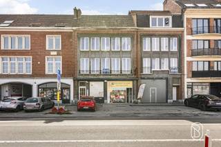 <p>Situé au deuxième étage d'une petite copropriété de deux lots face à la gare de Tournai, cet appartement deux chambres actuellement loué 640€/mois se compose comme ceci : <br /><br />Un hall d'entrée, un séjour, une cuisine, deux chambres à coucher et une salle de bains, une cavette et un grenier.<br /><br />TECHNIQUES : Chauffage central au gaz, électricité conforme, PEB B, loué 640€/mois, idéal pour rendement locatif.</p>