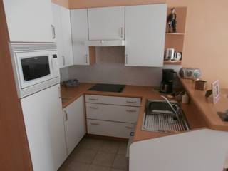 Aangenaam en lichtrijk appartement in hartje Nieuwpoort-bad. Vlak aan zee, op wandelafstand van winkels en restaurants. Indeling: twee slaapkamers waarvan 1 met dubbelbed en 1 met stapelbed. Inkomhal met living en open keuken voorzien van vaatwas en oven. Zetelbed voor 1 persoon. Badkamer met douche en was- en droogkast. Aparte toilet. Private berging .<br />Mogelijkheid tot aankoop van een garage.