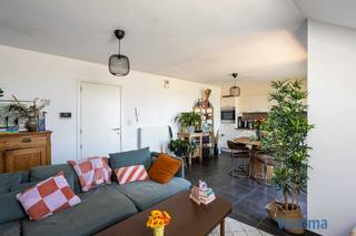 Bent u op zoek naar een recent, modieus en instapklaar appartement waar licht, ruimte en comfort centraal staan? Dan is dit appartement de ideale kans.<br /><br />EPC label B – Geen renovatieplicht / Elektriciteit Conform / CV Aardgas / HR Dubbel glas / …<br /><br />Als u binnenkomt heeft u vooraan 2 slaapkamers waarvan er één toegang geeft tot een eerste terras, ideaal om ‘s ochtends te ontbijten of te genieten van jouw koffie.<br /><br />Achteraan vormt de aangename leefruimte het hart van het appartement en sluit aan op het tweede terras, waar u in alle rust kunt genieten van een ontspannende avond en open zicht over de omgeving. Dankzij de twee terrassen geniet u op elk moment van de dag van een aangename buitenruimte.<br /><br />Het appartement beschikt over een praktische badkamer met douche in bad, een apart toilet en een berging die zorgt voor extra gebruiksgemak in het dagelijkse leven.<br /><br />Een absolute meerwaarde is de privatieve zolder van circa. 43 m², bereikbaar via een zolderluik, die bijzonder veel extra opbergruimte biedt.<br /><br />Ook parkeren hoeft geen zorg te zijn dankzij de private staanplaats achter het gebouw. Aan te kopen aan 10.000,00 EURO.<br /><br />Gelegen in een kleinschalig en goed onderhouden gebouw, profiteert u bovendien van beperkte syndicuskosten, wat dit appartement niet alleen aangenaam maakt om in te wonen, maar ook financieel interessant.<br /><br />Ook interesse? Maak nu jouw afspraak!