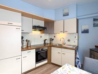 Woning op een centrale ligging in Beveren, met drie slaapkamers en een ruime garage.<br /><br />Bij het binnenkomen komt u in de leefruimte, voorzien van een gaskachel. Aansluitend bevindt zich de keuken, voorzien van voldoende kastruimte, een oven en een kookvuur. De keuken wordt ook verwarmd met een gaskachel. Verder beschikt het gelijkvloers over een wasplaats, extra berging en een ruime garage. Achteraan is er een verzorgd aangelegde koer.<br />Op de verdieping komt u in de badkamer, voorzien van bad met douchemogelijkheid, lavabomeubel en toilet. Deze geeft toegang tot twee slaapkamers. Via één van deze slaapkamers bereikt u de derde en laatste slaapkamer.<br /><br />De woning bevindt zich in de Bijlstraat, een centrale ligging in Beveren. Winkels, scholen, horeca en openbaar vervoer bevinden zich in de nabije omgeving, terwijl ook de belangrijkste verbindingswegen vlot bereikbaar zijn.<br /><br />Voor deze woning geldt de renovatieverplichting, aangezien de woning momenteel over een EPC-label E beschikt.<br /><br />Interesse? Plan dan snel uw bezoek in via info@immo-jet.be of neem contact met ons op via 03 775 44 10.