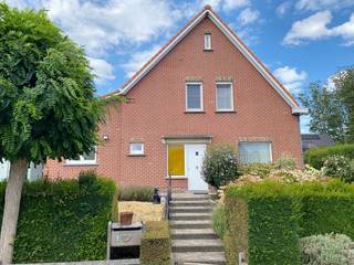 <p>Deze sfeervolle hoekwoning met 3 slaapkamers en bureau is gelegen in het pittoreske Otegem. De woning is ideaal gelegen voor wie op zoek is naar rust maar toch dichtbij alle handelszaken en het centrum wil wonen! De ruimte rond de woning geeft een gevoel van privacy en vrijheid, wat deze plek bijzonder aantrekkelijk maakt. U kunt de woning nog volledig naar eigen smaak en wensen inrichten. Met de juiste visie kan deze hoekwoning worden getransformeerd tot een echt pareltje! Mis deze unieke kans niet om deze woning in Otegem te kopen en er uw droomhuis van te maken. De indeling van de woning is als volgt: aparte inkom met gastentoilet (handwasser), living, ingerichte keuken (inductie kookplaat, dampkap, oven, microgolf, frigo en vaatwasser (alle toestellen Miele), wasruimte, veranda en kelder. Op de verdieping bevinden zich 3 slaapkamers, een bureau en een badkamer (inloopdouche, toilet en lavabo). Zolder (bereikbaar via een spooktrap). Overal dubbele beglazing.</p>