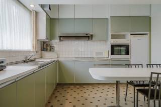 Gelijkvloerse bungalow met ruim atelier op toplocatie in Marke<br /><br />Gelijkvloers wonen combineren met een ruime werk-, hobby- of opslagplaats? Deze karaktervolle bungalow in de Diagorasstraat biedt een uitzonderlijk veelzijdige combinatie op een bijzonder aangename locatie in Marke.<br /><br />De woning beschikt over een praktische indeling waarbij alle belangrijke woonruimtes zich op het gelijkvloers bevinden. Dat zorgt voor comfortabel en vlot toegankelijk wonen. Het terras vormt een fijne aanvulling en biedt een aangename plek om buiten te genieten.<br /><br />De absolute blikvanger bevindt zich achteraan de eigendom. De voormalige fotostudio is bereikbaar via een grote sectionale poort en biedt tal van mogelijkheden. De ruimte is uitermate geschikt als atelier voor een zelfstandige of hobbyist, maar kan evengoed dienen voor het stallen van een camionette, werkmateriaal of extra opslag.<br /><br />Ook de ligging is een belangrijke troef. U woont in een rustige, residentiële buurt vlak bij het Olympiadeplein met speelplein en sportvelden. Het Preshoekbos bevindt zich op wandel- en fietsafstand, terwijl ook het centrum van Kortrijk, winkels, scholen en belangrijke invalswegen vlot bereikbaar zijn.<br /><br />Een eigendom met karakter, comfortabel gelijkvloers woonvolume en uitzonderlijk veel praktische mogelijkheden. Ontdek ze zelf tijdens een bezoek.<br /><br />Bestuursmaatregelen in het maatregelenregister: nee