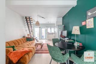 Deze i<strong>nstapklare woning</strong> beschikt over <strong>drie slaapkamers</strong> en ligt op fietsafstand van het Gentse stadcentrum (1,8km).<br /><br />Op het gelijkvloers komt u via de inkomhal binnen in de <strong>lichtrijke woonkamer</strong> met aansluitend de <strong>open keuken</strong>. Vanuit de leefruimte heeft u toegang tot de aangename,<strong> </strong>lagergelegen <strong>stadstuin</strong> met ruime berging/kelder.  <br /><br />Op de eerste verdieping bevinden zich een gerenoveerde badkamer, een apart washok en een eerste ruime slaapkamer. De bovenste verdieping telt nog twee slaapkamers waarvan één zeer ruime kamer met mezzanine.<br /><br />Verder wordt de woning gekenmerkt door haar ruimtegevoel, aangename lichtinval, centrale ligging, een <strong>conforme elektrische installatie</strong> en een <strong>asbestveilig </strong>attest. <br /><br />Interesse in deze goedgelegen, gezellige en instapklare woning? Contacteer <strong>Gijs </strong>voor het vastleggen van uw afspraak via <strong>gijs@convas.be</strong> of <strong>0492 84 48 24 </strong>(telefonisch of via Whatsapp).