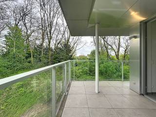 <h1><span>Luxe appartement in een groene oase</span></h1><h1><span> </span></h1><h1><span>Bent u op zoek naar een ruim en stijlvol appartement dat voorzien is van alle hedendaags comfort? Dan is dit een unieke opportuniteit.</span></h1><h1><span> </span></h1><p><span>Gelegen in een prachtige, groene omgeving en op korte afstand van de stad, bevindt zich dit </span><span>instapklaar appartement</span><span> met </span><span>twee slaapkamers</span><span>. </span></p><p><span>Het appartement beschikt over een </span><span>open</span><span>, volledig uitgeruste </span><span>keuken </span><span>die naadloos overgaat in een lichtrijke </span><span>leefruimte</span><span>. </span></p><p><span>Daarnaast zijn er een praktische </span><span>berging</span><span>, een moderne </span><span>badkamer </span><span>met douche en een </span><span>apart toilet</span><span>.</span></p><p><span>Een absolute troef is het uitzonderlijk </span><span>ruim </span><span>en </span><span>zonnige terras </span><span>dat rondom het appartement loopt. </span></p><p><span>Vanuit elke kamer heeft u directe toegang tot dit terras, waar u in alle rust kunt genieten van het groene uitzicht.</span></p><p><span>Het gebouw combineert een aansluiting op het warmtenet van Roeselare met zonnepanelen, wat bijdraagt aan een duurzaam en energiezuinig wooncomfort.</span></p><p><span>Verder zijn een </span><span>ondergrondse staanplaats </span><span>en een extra </span><span>kelderberging </span><span>inbegrepen in de prijs. </span></p><p><span> </span></p><p><span>Op het domein komt u volledig tot rust en geniet u van maximale privacy. </span></p>