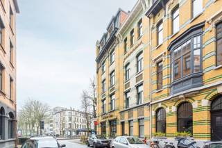 <p>Zeer aantrekkelijk <strong>gelijkvloers appartement</strong>, gelegen in de rustige Pacificatiewijk. Het pand beschikt over een royale leefruimte met een grote living en open keuken, ideaal voor alleenstaanden of een koppel. Dankzij de brede gevel en de grote raampartijen geniet zowel de woonkamer als de keuken van een aangename lichtinval, wat het appartement bijzonder ruimtelijk maakt. Bovendien biedt het appartement een mooi uitzicht op het Pacificatieplein. Doordat het pand ingesloten is tussen andere woningen, liggen de energiekosten voor gas, water en elektriciteit doorgaans lager.</p>
<p>Het appartement beschikt over een <strong>aparte toiletruimte</strong> en een <strong>extra open ruimte</strong>, ideaal als bureau, dressing of hobbyruimte, wat zorgt voor een praktische en flexibele indeling.</p>
<p>Het gelijkvloers combineert vlotte toegankelijkheid met comfortabel wonen in een rustige omgeving. De buurt is ideaal voor wie op zoek is naar een aangename woonomgeving met alle stadsvoorzieningen binnen handbereik. De ligging in Antwerpen 2000 garandeert een uitstekende nabijheid van het bruisende Zuid, met onder meer het Museum voor Schone Kunsten, de Marnixplaats en tal van eet- en uitgaansgelegenheden. Ook de Waterpoort, het park aan de Kaaien en de Schelde bevinden zich op wandelafstand. Daarnaast is de woning vlot bereikbaar via de invalswegen richting Brussel, Gent en Brasschaat.</p>
<p>Het gebouw beschikt over een authentieke Antwerpse voorgevel, wat bijdraagt aan het karakter van het geheel. Na een renovatie in 2016 werd het appartement volledig up-to-date en brandveilig gemaakt, met onder meer rookdetectors, blusapparaten en rookluiken.</p>
<p><strong>Ruime kelderruimte inbegrepen.</strong></p>