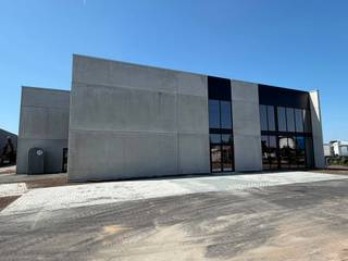 Newly built SME unit for rent with a total surface area of 641 m², spread across a ground floor (357 m²) and a mezzanine (284 m²). The sectional door provides access to both levels. Large window sections ensure maximum natural light, making the space perfectly suited as storage, a workshop or a showroom. Sanitary facilities present. 6 parking spaces included. Excellent accessibility thanks to the location between Antwerp and Brussels.<br />For more information or to arrange a visit, contact Structura.biz on 02 462 32 00!