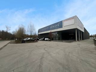 Fantastisch gelegen modern bedrijfsgebouw, met uitstekende visbiliteit vanaf de E40. Bestaande uit 1.003 m² magazijnruimte gecombineerd met 344...
