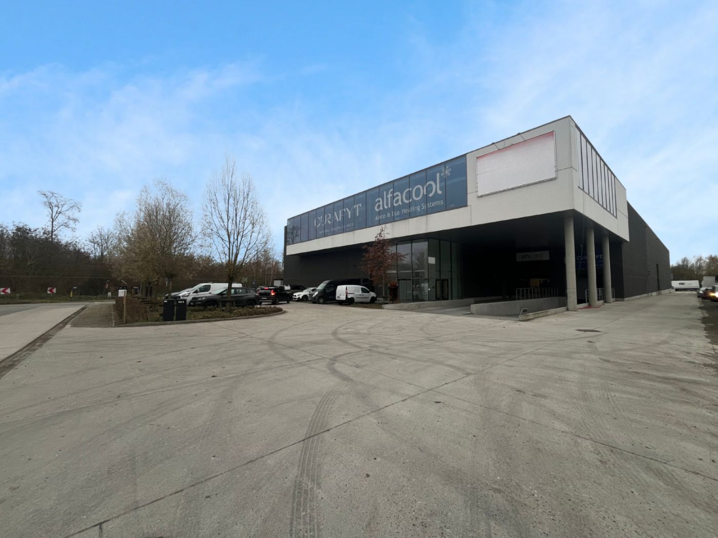 Modern bedrijfsgebouw van 1.347 m² met uitstekende visibiliteit langs E40 - photo 1