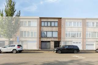 Dewaele biedt dit ruime huis met enorm veel potentieel te koop aan in het gezellige Merksem. De bel-étage beschikt over een bewoonbare oppervlakte van 134 m² op een perceel van 162 m² en is uitgerust met een vernieuwd dak en handige rolluiken aan de achterzijde. <br /><br />De uitstekende ligging in Merksem vormt een belangrijke troef: u woont hier in een aangename, rustige straat met een vlotte verbinding naar de Antwerpse ring. Winkels, scholen en openbaar vervoer bevinden zich op wandelafstand. Buiten kunt u heerlijk genieten van de zonnige, zuidgerichte tuin van 117 m². <br /><br />Bent u op zoek naar een woning waar u uw eigen stempel op kunt drukken? Dit vastgoed biedt tal van mogelijkheden om uw droomwoning te realiseren.<br /><br />Indeling van het huis:<br /><br />- Gelijkvloers: Uitnodigende inkomhal met een gastentoilet, een praktische berging/wasruimte, een ruime inpandige garage en toegang tot de zuidgerichte tuin. <br /><br />- Eerste verdieping: Een lichtrijke leefruimte met een aangename zithoek en eethoek, aansluitend op de functionele keuken. <br /><br />- Tweede verdieping: Drie volwaardige slaapkamers (waarvan twee grote slaapkamers) en een badkamer met douche, wastafel en toilet. <br /><br />Dit interessante huis te kopen in Merksem is een absolute aanrader voor wie op zoek is naar ruimte en een strategische locatie. <br /><br />Bent u geïnteresseerd om dit vastgoed te kopen in Merksem? Aarzel dan niet om ons te contacteren. Had u graag een gratis schatting van uw eigendom via ons immokantoor? Bel ons voor een vrijblijvend gesprek of mail naar yannick.schnorbusch@dewaele.com<br /><br />Bestuursmaatregelen in het maatregelenregister: nee