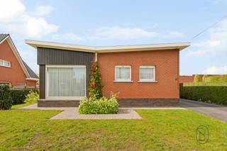 Goedgelegen stevig gebouwde op te frissen woning in de Domien Veysstraat 35 te Vichte. Volledig onderkelderd: garage + extra aparte garage, en...