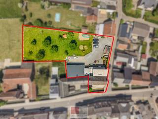 Prachtig authentiek herenhuis met ruime loods en garage in de Voerstreek! Woonopp. 336 m² en perceel 2.426 m². De woning werd grondig gerenoveerd (2014 - 2017) en afgewerkt met hoogwaardige materialen. Zo is de woning voorzien van een riante woonkamer met compleet ingerichte open keuken, 4 slaapkamers en een ruime zolder met mogelijkheid tot 2 extra kamers. De achtertuin heeft een mooi stenen terras en een ruime oprit die leidt naar de garage en loods.<br /><br />De woning wordt omringd door fraaie natuur met een wijd vertakt wandel- en fietsgebied langs landerijen, kastelen en weilanden. Ook grote steden zoals Maastricht, Aken, Luik en Eupen zijn makkelijk bereikbaar.<br /><br />Bezichtig deze woning ook digitaal en 'loop' zelf door de woning. Kijk daarvoor op onze website of via:<br />my.matterport.com/show/?m=8aESBFNxT3V<br /><br />INDELING:<br /><br />Begane grond:<br />- Inkomhal met vestiaire en apart toilet;<br />- Kantoor/slaapkamer met toegang tot de gewelfde kelder;<br />- De riante woonkamer heeft grote raampartijen en staat in verbinding met de keuken en tuin;<br />- De open keuken is compleet ingericht en heeft een prachtig kookeiland v.v. een granieten werkblad; <br />- Berging met spoelbak en aansluitingen voor wasmachine en droogkast;<br /><br />1e verdieping:<br />- Ruime overloop met toegang tot de badkamer en 3 slaapkamers (21 m², 26 m² en 27 m²);<br />- De badkamer is uitgerust met een comfortabel ligbad, inloopdouche, dubbele wastafel en vloerverwarming;<br />- Apart toilet;<br />- De trap is op maat gemaakt met eiken hout en smeedijzer; <br /><br />Zolder:<br />- De ruime zolder biedt u de mogelijkheid om nog 2 extra kamers te realiseren;<br />- Er is eveneens een mogelijkheid om een extra badkamer te realiseren, het leidingwerk is tot op de verdieping voorzien (evt. met toilet).<br /><br />Kelder:<br />- Prachtig gewelfde kelder;<br />- volledig opnieuw uitgegraven;<br />- Voorzien van een eiken vloer;<br />- Ideaal te gebruiken als wijnkelder;<br /><br />Tuin:<br />- Ruime tuin, volledig omheind en v.v. een verhoogd terras en uitgestrekt gazon;<br />- Garage met sectionaal poort en plaats voor 1 auto;<br />- Loods (circa 115 m²) met sectionaalpoort en v.v. gas, water en elektriciteit;<br /><br />Techniek: <br />- Volledig geïsoleerd (dak-, muur- en vloerisolatie en HR++ isolerende beglazing);<br />- De gehele begane grond + badkamer zijn v.v. vloerverwarming;<br />- De woning is voorzien van een warmtepomp van Stiebel Elton (mei 2026) en 30 zonnepanelen, waardoor een hernieuwd energielabel een upgrade zal hebben. <br /><br />Keukenapparatuur:<br />- Inductieplaat (Neff), <br />- Uitschuifbare afzuigkap (Neff), <br />- 2 combi-ovens (Neff), <br />- Koelkast<br /><br />Energieprestatie en binnenklimaat (EPB-EPC)<br />Certificaat beschikbaar: ja<br />EPC certificaatnummer: 20240801-0003328590-RES-1<br />Berekende energiescore: (kWh/m²): 167, label B<br />Het certificaat is geldig tot en met: 01/08/2034<br />Elektrische installatie: wordt conform opgeleverd <br /><br />Informatie stedenbouwkundige voorschriften:<br />STEDENBOUWKUNDIGE VERGUNNING: ja<br />MEEST RECENTE BESTEMMING: woonuitbreidingsgebieden<br />DAGVAARDINGEN UITGEBRACHT: nee<br />VOORKOOPRECHT OP DIT GOED: ja<br />VERKAVELINGSVERGUNNING: nee<br />WATERGEVOELIG OPENRUIMTEGEBIED: nee<br /><br />Overstromingsgevoelige gebieden:<br />Perceelscore of P-score: D<br />Gebouwenscore of G-score: D<br />Ligging in Signaalgebied: nee<br />Ligging in afgebakende oeverzone of afgebakend overstromingsgebied: nee<br /><br />A: geen overstroming gemodelleerd B: kleine kans op overstromingen onder klimaatverandering C: kleine kans op overstromingen D: middelgrote kans op overstromingen<br /><br />Beschermd erfgoed<br />Vastgesteld bouwkundig erfgoed: Burgerhuis<br />Vastgesteld landschapsatlasrelict: 's Graven-, Sint-Martens- en Sint-Pietersvoeren