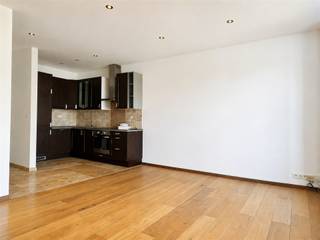 Ontdek dit lichtrijke en instapklare appartement, gelegen aan de gegeerde Van den Hautelei in Deurne. Dankzij de centrale ligging geniet u van een vlotte bereikbaarheid, winkels, openbaar vervoer, scholen en tal van recreatiemogelijkheden op wandelafstand.Het appartement beschikt over een ruime leefruimte met veel natuurlijke lichtinval en een open keuken die volledig is uitgerust met de nodige toestellen. De warme parketvloer zorgt voor een gezellige en tijdloze uitstraling.Verder zijn er twee volwaardige slaapkamers, een moderne badkamer met inloopdouche en badkamermeubel, een afzonderlijk gastentoilet en een praktische inkomhal.- NIET GEMEUBELD- EPC: 251 kWh/m² UC: 20220121-0002530494-RES-1- Maandelijkse kosten: geen - Huurwaarborg: 3.150,- euro (3 maanden huur) - Beschikbaar: onmiddellijk - Type contract: Bepaalde duur (1 jaar) Abricasa staat voor een persoonlijke én actieve vastgoedbegeleiding van A tot Z! Bel ons voor een vrijblijvende afspraak op 03 259 04 04 of spring binnen op ons kantoor te Kasteelstraat 58 - 2000 Antwerpen!
