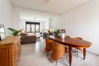 <strong>OPEN HUIS ZATERDAG 25 APRIL VAN 10 UUR TOT 12 UUR<br />Laat u verrassen door de ruimte in deze woning, grote slaapkamers en diepe tuin! </strong><br />U komt binnen in een ruime hal met trap naar boven. Hier toegang tot de keuken. Vanuit de keuken toegang tot de living met laminaat, en gashaard. Naast de keuken is een overdekte serre. Buiten is aansluitend aan de woning nog een opbergruimte. De tuin is zeer diep en netjes.<br />Op de eerste etage zijn 2 zeer grote slaapkamers waar nieuwe laminaat is geplaatst. De badkamer is vernieuwd en voorzien van dubbel lavabo, ligbad en toilet.<br />Op de tweede verdieping is een multifunctionele ruimte waar zeker nog ruimte is voor twee slaapkamers. Deze ruimte heeft aan de voor en achterzijde twee veluxramen waardoor er zeer goede lichtinval is. Er is een kelder aanwezig en de hal is opnieuw betegeld. De woning is voorzien van elektrische rolluiken aan de voorzijde en boven. In de gang is het een handmatig rolluik. Het dak is vernieuwd, de ramen aan de voorzijde zijn vernieuwd en de voorzijde is geïsoleerd. Deze ruime gezinswoning op toplocatie is deels gerenoveerd. Plannen voor het verbouwen van de keuken zijn beschikbaar op ons kantoor. De straat is zeer rustig gelegen en vlakbij uitvalswegen en de autostrade!<br />Het EPC is een C label 231 kWh/M2 jaar. Elektrische keuring is niet conform. Asbestattest in aanvraag. <br />Interesse in een bezoek bel Chantal 0468/156151 of e-mail naar info@domus-immobilien.be.