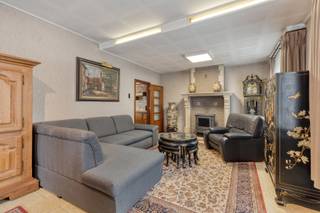 *** KIJKDAG 23/04 tussen 16u - 19u *** Op afspraak *** Te renoveren HOB met diverse bijgebouwen. De woning is gelegen in het centrum van Liedekerke, vlakbij diverse winkels/warenhuizen, scholen, openbaar vervoer, Liedekerke bos en het treinstation. Ze werd als volgt ingedeeld: op het gelijkvloers: een inkomhal, een lichtrijke leefruimte, een keuken, een toilet en wasplaats. De eerste verdieping omvat 1 ruime slaapkamer, 1 doorloopkamer naar de dressing en de badkamer. Mits enkele aanpassingen is het mogelijk om 3 slaapkamers te creëren. Bovendien beschikt men nog over een atelier (+- 40m²) en een afzonderlijke garage +- 35m². Verder is het heerlijk vertoeven op het ruime terras met zicht op de achterliggende tuin. Interesse? Aarzel niet ons te contacteren via Laurens@immoaccenta.be