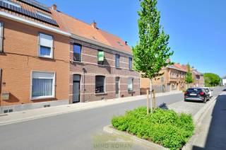 Ontdek deze instapklare en volledig vernieuwde woning in het charmante Kluisbergen, waar comfort, energiezuinigheid en ruimte perfect samenkomen.<br /><br />We betreden de woning via zijn inkomhal met plaats voor een vestiaire en een apart gastentoilet, uitgerust met een nieuw hangtoilet en lavabo. De lichtrijke leefruimte geniet van hoge plafonds en staat in verbinding met een <strong>splinternieuwe keuken</strong> voorzien van kwalitatieve toestellen en een granieten werkblad. Dankzij de lichtkoepel en het grote schuifraam naar het terras geniet u hier van een overvloed aan natuurlijk licht, en een prachtig overzicht op de tuin. Verder is er nog een volledig vernieuwde badkamer met inloopdouche en een dubbele wastafel.<br /><br />Op de eerste verdieping vindt u een apart toilet en drie slaapkamers, allen voorzien van een nieuwe laminaatvloer en moderne ledverlichting. Via een vaste trap bereiken we de zolderkamer, voorzien van een afgewerkte OSB-vloer die uitstekend geïsoleerd is, en reeds uitgerust met klaarliggende nutsvoorzieningen, alsook voor eventuele zonnepanelen.<br /><br />De woning is volledig onderkelder en opgesplitst in 5 praktische ruimtes: een traphal, de stookplaats met recente hoogrendementsketel op gas, twee bergruimtes en een grote wasplaats met voorzieningen voor was- en droogkasten.<br /><br />Buiten geniet u van een ruime, onderhoudsvriendelijke tuin met terras. De <strong>zijdelingse toegang</strong> is bijzonder handig voor het plaatsen van fietsen of het afvoeren van tuinafval zonder door de woning te moeten.<br /><br /><strong>Extra troeven </strong>van deze woning zijn onder meer de<strong> volledig vernieuwde en gekeurde elektriciteit</strong>, splinternieuw sanitair en het feit dat de woning <strong>volledig geschilderd </strong>is en dus onmiddellijk instapklaar.<br />Meer info? Contacteer Kyamo De Smet: 0479 06 13 71
