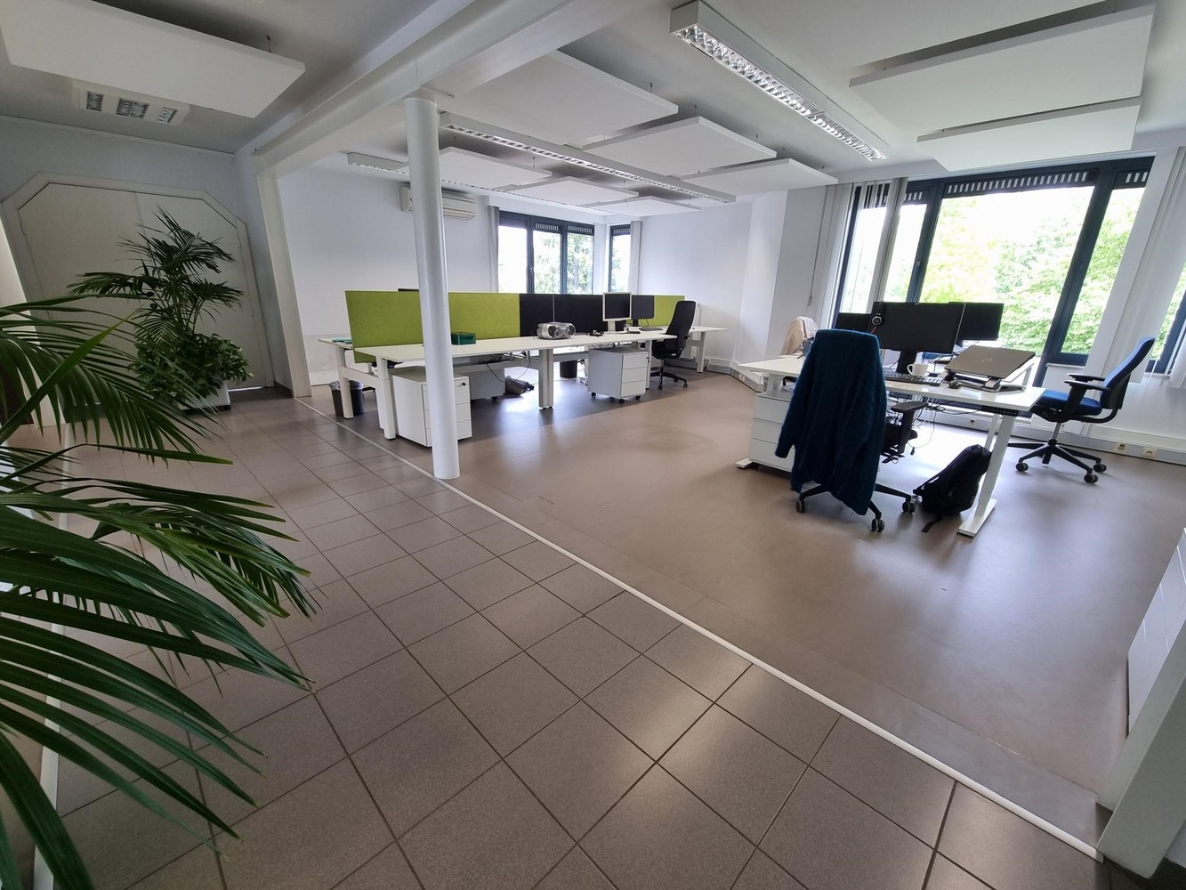 Kantoorgebouw met vergaderzalen en opleidingslokalen, bruto vloeropp 1146m² op een perceel van 44a48ca. - foto 5