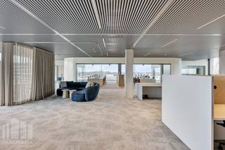 Bent u op zoek naar een unieke kantoorruimte op een <strong>toplocatie met onmiddellijke verbinding naar belangrijke snelwegen</strong>? Dan is deze kantoorruimte van 639 m² op de 3de verdieping van de innovatieve en <strong>hypermoderne bedrijvencampus 'O-Forty' </strong>precies wat u zoekt. Gelegen naast op- en afrit 9 Oostkamp én met visibiliteit langs de E40 biedt deze ruimte een uitstekende bereikbaarheid.<br /><br />De kantoren zijn casco+ afgewerkt met klimaatplafond en tapijttegels. U kunt ook gebruik maken van de gemeenschappelijke refter/ontspanningsruimte en extra vergadermogelijkheden (en seminarie ruimtes) in toren 'B'. <br /><br />Deze bedrijvencampus biedt nog vele andere voordelen, zoals een event space, coworking space, foodbar, fitness, padel, badgesysteem, pakjesmuur en ruime boven en ondergrondse parkeermogelijkheden. Onmiddellijk beschikbaar!<br /><br />Neem contact op met <strong>PANORAMA B2B</strong> voor bijkomende inlichtingen, plannen of een vrijblijvend plaatsbezoek via <strong>0479 70 70 73</strong>.