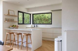 Op een gegeerde locatie op de grens van Elsdonk en Molenveld vinden we deze sfeervolle, instapklare en energiezuinige halfopen woning. De woning combineert een warme, hedendaagse stijl met het comfort van een grondige totaalrenovatie in 2018 inclusief uitbouw.
Op het gelijkvloers vinden we een inkomhal met vestiaire en gastentoilet. Vervolgens komt men in een aangename leefruimte met karaktervolle visgraadparket en lichte, hedendaagse keuken met aansluitende eetruimte. Dankzij de uitbouw ontstaat hier een mooie leefruimte met veel lichtinval en een natuurlijke verbinding met de tuin. Een hoogwaardige hoekhaard zorgt ook in de winter voor warmte en gezelligheid.
Op de eerste verdieping bevinden zich drie slaapkamers waaronder de ruime master bedroom met aansluitende inloopdressing. Daarnaast is er een stijlvolle badkamer afgewerkt in maatwerk Mortex (dubbel lavabomeubel, bad en inloopdouche).
De zolder is bereikbaar via een uitschuifladder en biedt mogelijkheden voor verdere uitbreiding (extra slaapkamer/badkamer).
De tuin is een belangrijke troef en beschikt achteraan over een houten terras waar volop van de zon kan worden genoten. Tevens bevindt zich in de tuin een voormalige garage die werd aangepast en ingericht als praktische berging/tuinhuis en fietsenstalling. Vooraan beschikt de woning over een oprit.
Troeven:
- Locatie
- Volledig gerenoveerd in 2018
- Gunstig EPC-label B
- Zowel kelder, zolder als tuinhuis/berging aanwezig
- Stijlvolle afwerking (visgraadparket, hoekhaard, Mortex badkamer...)
- Aangename, rustgevende tuin
De woning is volgend jaar beschikbaar vanaf 1 december 2027.
Kijkweekend op zaterdag 26 en zondag 27 september. Voor info of een afspraak: 0485 95 75 68. Geen immo aub.