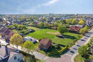 Deze alleenstaande woning, gebouwd in 1964 en uitgebreid in 1979, ligt in het geliefde Villapark en combineert een rustige, residentiële ligging met een uitstekende bereikbaarheid. Je woont op wandelafstand van het centrum en bereikt bovendien vlot de autostrade. Een bakker en supermarkt bevinden zich in de straat, en scholen liggen vlakbij.<br /><br />Bij het binnenkomen kom je terecht in de <strong>inkomhal</strong>, die toegang geeft tot de lichtrijke <strong>leefruimte</strong> met gezellige <strong>living</strong> en <strong>eetplaats</strong>. Aansluitend bevindt zich de <strong>veranda</strong>, waar je het hele jaar door kan genieten van het zicht op de tuin. De <strong>keuken</strong> is functioneel ingericht en naast de keuken vind je een praktische tussenruimte met <strong>aansluiting voor wasmachine en droogkast</strong>, evenals een apart <strong>gastentoilet</strong>.<br />De woning beschikt bovendien over een <strong>droge kelder </strong>en een <strong>inpandige garage</strong>, wat zorgt voor extra comfort en voldoende opbergruimte. Op de eerste verdieping bevinden zich <strong>drie</strong> volwaardige <strong>slaapkamers</strong> en is er de <strong>mogelijkheid om eenvoudig een vierde slaapkamer te creëren</strong>. Via een <strong>uitschuiftrap</strong> bereik je de <strong>ruime zolder</strong>, ideaal als extra bergruimte. Buiten geniet je van een aangename <strong>tuin</strong> <strong>met tuinhuis</strong>, perfect voor wie houdt van rust, ruimte en buitenleven.<br /><br />Een ideale gezinswoning met veel potentieel op een toplocatie!
<h3>Interesse? Schrijf je in voor het bezoekmoment op dinsdag 12 mei</h3>
Schrijf je in voor het bezoekmoment op dinsdag 12/5 via de zwarte knop "maak een afspraak" op onze website. Heb je verder vragen? Stel ze gerust via sarah@maesconceptimmo.be.