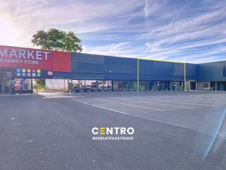 <u><strong>Benaderende OPPERVLAKTEN:</strong></u><br /><em><strong>Constructie-bruikbare oppervlakten</strong></em><br />Handelspand:  416 m²<br />116  gemeenschappelijke parkeerplaatsen op de site<br /><br /><u><strong>INDELING:</strong></u><br />Open winkelruimte met façade van 15m - hoogte onder steeldeck 4m, vrije hoogte onder roostering 3m - poort Assa Abloy (b 3,0 - h 3,15) met afzonderlijke loopdeur achteraan.<br />De winkel is zowel bereikbaar via de achtergelegen Robaardstraat als via de Brugsesteenweg.<br /><br /><u><strong>AFWERKING:</strong></u><br />Solide staalconstructie met betonplaten, polybeton vloeren, plat dak steeldeck met isolatie, stopcontacten (standaard en drijfkracht), automatische glazen inkomdeur (207x240cm).<br />Casco oplevering - voorzieningen voor toiletten (m/v) aanwezig, berging en personeelsruimte mogelijk te plaatsen door de huurder.<br /><br /><u><strong>NUTSVOORZIENINGEN:</strong></u><br />Elektriciteit (3x400V +N) , wateraansluiting, riolering.<br /><br /><u><strong>BESTEMMING EN STEDENBOUWKUNDIGE VOORSCHRIFTEN:</strong></u><br />RUP Brugsesteenweg, gelegen in Art.3: zone voor gemengde functies. Handelsactiviteit categorie 3+4. <br />Geen verkoop van voeding en verkoop van goederen voor de persoonsuitrusting.<br /><br /><u><strong>LIGGING:</strong></u><br />Deze unit, die deel uitmaakt van een groter complex, is gelegen op het Mammoetcenter 2 te Roeselare, langs de N32, ongeveer 1 km van de Ring E403 Tielt/Ardooie/Beveren.<br />De Mammoet centers zijn gelegen op de Brugsesteenweg in Roeselare, één van de belangrijkste invalswegen van het stadscentrum met aanwezigheid van vele baanwinkels, alsook van Media Markt, Vandenborre, Brico , McDonalds enz. De invalsweg zelf en de aanwezigheid van vele winkeleenheden zorgen ervoor dat er steeds veel passage en bezoek is in deze shoppingcenters.<br />De Mammoet II geniet reeds van de aanwezigheid van C&amp;A, AVA, Ni Hao Group, Bent Shoes en Sjampoo. De Mammoet II is gemakkelijk bereikbaar en beschikt over uitgebreide parkeermogelijkheden.<br /><br /><u>* Bijzonderheden</u><br />- Onroerende voorheffing, gemeenschappelijke kosten parking, gebruik totem en aanvraag socio-economische vergunning ten laste van de huurder.<br />- Onze referentie op <strong>www.centro.be</strong>:<strong> L0178-b </strong>of contacteer ons via<strong> info@centro.be </strong>of <strong>050/70.01.02</strong>.<br /><br /><strong>CENTRO | BEDRIJFSVASTGOED </strong>is reeds 25 jaar <u>gespecialiseerd in de bemiddeling van commercieel- en bedrijfsvastgoed</u> in West- en Oost Vlaanderen.<br /><strong>Wilt u ook weten hoeveel uw bedrijfsgebouw waard is?</strong><br />Contacteer ons vrijblijvend voor een marktconforme waardebepaling van uw pand. 