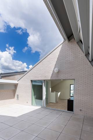 <div>
<div>
<section>
<div>
<div>
<div>
<div>
<div>
<div>
<p>Ontdek dit exclusieve duplex penthouse van <strong>125 m²</strong>, gelegen op de vernieuwde Slachthuissite in Antwerpen. Deze recente nieuwbouwwoning combineert hoogwaardige afwerking, een overvloed aan natuurlijk licht en maar liefst <strong>66 m² aan terrassen</strong>, verdeeld over twee buitenruimtes.</p>
<p>De duplex beschikt over een ruime leefruimte met grote raampartijen, een luxueuze open keuken met kookeiland, <strong>3 volwaardige slaapkamers</strong> en <strong>2 stijlvolle badkamers</strong>, waarvan één met een inloopdouche en één met een ligbad. Dankzij de hoge plafonds en de grote dakramen geniet u de hele dag van een uitzonderlijk ruimtelijk gevoel.</p>
<p>Het absolute pronkstuk is het indrukwekkende <strong>dakterras van 51 m²</strong>, aangevuld met een tweede terras van <strong>15 m²</strong>, ideaal om in alle rust van de zon en het open uitzicht te genieten.</p>
<p>De verkoop omvat bovendien een <strong>privatieve kelderberging en twee ondergrondse autostaanplaatsen</strong>, inbegrepen in de vraagprijs.</p>
<p>Gelegen vlak bij Park Spoor Noord, het Eilandje, winkels, horeca en openbaar vervoer biedt dit penthouse een unieke combinatie van luxe, comfort en een uitstekende bereikbaarheid.</p>
</div>
</div>
</div>
</div>
</div>
</div>
</section>
</div>
</div>
