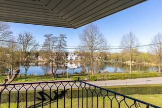 <p>Exclusieve villa met uitzonderlijk potentieel en een uniek uitzicht op het Mannenwiel. Deze prachtige, lichtrijke woning combineert ruimte, comfort en veelzijdigheid op een perceel van maar liefst 963 m², waar kwaliteit, privacy en een schitterend panorama centraal staan. De woning baadt in het licht, ademt karakter en is gebouwd met een zorg en visie die je vandaag nog maar zelden ziet. Ze beschikt over een volwaardige kelderverdieping met stookplaats, berging, wijnkelder en een aansluitende dubbele garage. Op het gelijkvloers bevinden zich de inkomhal, een ruime en aangename woon- en eetkamer met veel natuurlijk licht en een volledig geïnstalleerde keuken. Via de inkomhal kom je op het volgende half verdiep waar zich een master bedroom met aansluitende dressing, een comfortabele badkamer en een bureauruimte bevinden. De eerste verdieping omvat een nachthal, een apart toilet, een volledig uitgeruste badkamer, een extra kleine ruimte met badkamermeubel en lavabo, drie slaapkamers, een ruime bureau- of bibliotheekruimte met terras dat uitzicht biedt op het Wiel en die eveneens als slaapkamer kan dienen. Boven de master bedroom vinden we een grote hobbyruimte die eveneens als extra slaapkamer kan worden ingericht. Op de tweede verdieping bevindt zich een praktische bergzolder. De woning is uitgerust met een lift, wat zorgt voor extra comfort en toekomstgericht wonen, evenals een centraal stofzuigsysteem en een alarmsysteem. Dankzij de uitstekende ligging nabij verbindingswegen, winkels, scholen, ziekenhuis, station en handelszaken, en de aanwezigheid van vijf volwaardige slaapkamers, is deze villa ideaal voor grote gezinnen of voor wie wonen en werken wil combineren. Deze woning biedt niet alleen een solide basis, maar ook een uitzonderlijk potentieel. De combinatie van de toplocatie, het unieke uitzicht en de karaktervolle architectuur maakt dit pand tot een zeldzame kans voor wie op zoek is naar een woning met meerwaarde. Ben je op zoek naar een plek waar je jouw droomproject kan realiseren op een absolute toplocatie, dan is deze villa zonder twijfel een bezoek waard. Voor meer info of een bezoek bel gerust: 03/283.84.84 of mail gert@ax-quality.be Vg/Wg/Gmo/Gvkr/Vv EPC 169 KWh/m² (Energielabel B) UC 3849827 P score: D, G score: A</p>