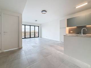 Dit lichtrijk 2-slaapkamerappartement te huur is gelegen op de 3e verdieping in de nieuwe ontwikkeling aan de Slachthuislaan en de Lange Lobroekstraat. Bovendien wordt de bereikbaarheid gegarandeerd door de nabijheid van verschillende invalswegen en openbaar vervoer. Een unieke kans!Indeling:- inkomhal met ruimte voor een extra kast - leefruimte op tegel met open keuken. De leefruimte heeft een flexiblele ramenwand die volledig te opnenen is, echt uniek!- volledig geïnstalleerde open keuken met alle nodige toestellen (vaatwasser, inductiekookplaat, ijkast, vriezer, dampkap,...) en veel opslagruimte.- berging met aansluiting voor wasmachine en droogkast- badkamer met lavabo, handdoekdroger en inloopdouche. Tevens is er een hoek voor een extra kast- 2 volwaardige slaapkamers- toiletTroeven:- nieuwbouw, EPC in opmaak- verwarming met warmtenet- maandelijkse provisiekosten: 150 euro per maand, inclusief voorschot verwarming en water- appartement wordt nog volledig geschilderd en van lusters en gordijnrails voorzienBent u geïnteresseerd in dit appartement te huur te Antwerpen? Aarzel dan niet om contact met ons op te nemen. Wenst u uw eigendom ook te koop of te huur te stellen? We helpen u graag verder. Steeds tot uw dienst om u verder te helpen met al uw vragen over vastgoed.