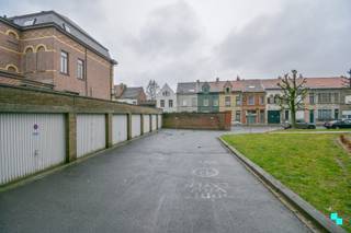 Deze garagebox met kantelpoort is gelegen aan de residentie Isabella Caroline Rose-Marie. Gunstige ligging nabij het station van Roeselare, de...