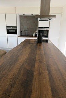 Riant, mooi gerenoveerd dakappertement.<br /><br />Dit prachtige appartement ligt zeer centraal in een groene straat met scholen, openbaar vervoer en het gezellige park Hof De Bist op wandelafstand. Het is volledig gerenoveerd en knap afgewerkt. Je komt binnen via de ruime inkomhal en loopt de zonnige leefruimte met open keuken binnen, deze werd luxueus ingericht, voorzien van een kookeiland en praktische schuiven die veel opbergruimte bieden. Naast 3 slaapkamers vinden we nog een gezellige badkamer met marmerlook, deze werd voorzien van een grote inloopdouche en stijlvol dubbel lavabomeubel. Het toilet is apart, hier zijn ook de aansluitingen voor de wasmachine en droogkast voorzien. <br />Bovendien is er een mogelijkheid om een groot terras van 27 m² aan te leggen.<br /><br />telefonisch bereikbaar // (0032) 0475/ 66 48 51 of (0032) 0499/73 04 48<br /><br />Maandelijkse kosten € 53 (water, elektriciteit en verwarming van de gemeenschappelijke delen + verzekering)<br /><br />Stedenbouwkundige inlichtingen en bodemattest aanwezig, asbestveilig!. Bevindt zich niet in een risicozone voor overstromingen. Renovatieverplichting van toepassing.<br /><br /><br /><br />