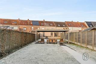 Op een uitstekende locatie in Deerlijk vinden we deze veelzijdige en uiterst goed onderhouden handelswoning (slagerij + woonst), ideaal voor wie...