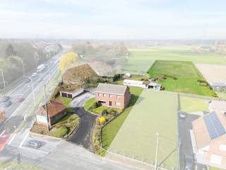 Langs de drukke gewestweg N36 bevindt zich dit strategisch gelegen perceel bouwgrond met weiland van maar liefst 6.515 m², momenteel bebouwd met...