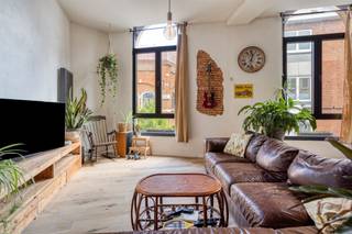 <p>Op een absolute toplocatie, op een steenworp van de Sint-Romboutstoren, bevindt zich deze uitzonderlijk charmante woning boordevol karakter, ruimte en mogelijkheden. Deze unieke eigendom combineert authentieke elementen met hedendaags comfort en geniet van een centrale ligging in het bruisende hart van Mechelen.</p><p>Bij het betreden van de woning komt u terecht in een verzorgde inkomhal. Op het gelijkvloers vindt u verder een ruime dubbele garage met automatische poort, een praktische fietsenberging en extra bergruimte.<br />De woning beschikt over twee ruime en sfeervolle woonkamers die onmiddellijk indruk maken dankzij hun prachtige houten vloeren, overvloedige lichtinval en warme uitstraling. De authentieke charme werd hier met zorg behouden, wat zorgt voor een bijzonder aangename woonbeleving. Daarnaast zijn er twee volledig geïnstalleerde keukens aanwezig, wat deze woning geschikt maakt voor grote gezinnen of kangoeroewonen. Op de verdiepingen bevinden zich drie volwaardige slaapkamers en twee badkamers. Eén van de badkamers is uitgerust met een douche en ligbad.</p><p>Als extra troef beschikt de woning over twee aangename terrassen met een prachtig uitzicht op de iconische Sint-Romboutstoren. Hier kunt u in alle rust genieten van de unieke stadsomgeving. Bovendien is er nog bijkomende bergruimte aanwezig.</p><p>Een unieke kans voor wie op zoek is naar een ruime, karaktervolle stadswoning met uitzonderlijke ligging en tal van mogelijkheden in het historische centrum van Mechelen.</p>