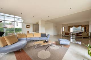 <p><strong>Exclusief wonen in een van de meest gezochte lanen van Wilrijk</strong></p><p> </p><p><strong>Troeven:</strong></p><p><strong>- </strong>Toplocatie in de begeerde Eekhoornlaan</p><p>- 4 volwaardige slaapkamers en 3 badkamers</p><p>- Royale raampartijen met optimaal zicht op het groen</p><p>- Volledig onderkelderd met ruime inpandige garage</p><p> </p><p>Aan de rustige Eekhoornlaan in Wilrijk vind je deze ruime villa, gelegen op een perceel van maar liefst 638 m². Een woning die meteen een gevoel van rust en ruimte oproept, met een groene omgeving die uitnodigt tot ontspannen wonen. Hier kom je thuis in een omgeving waar comfort en karakter samengaan, ideaal voor wie op zoek is naar een gezinswoning met allure. Met een bewoonbare oppervlakte van 283 m² (los van de half-ondergrondse verdieping!) biedt deze villa alle ruimte die een gezin nodig heeft. De woning telt vier volwaardige slaapkamers en drie badkamers, verspreid over de verdiepingen, wat zorgt voor voldoende privacy voor iedereen in huis. De indeling is doordacht: ruime leefruimtes op het gelijkvloers, aangevuld met praktische bergruimtes, maken van dit huis een functioneel geheel dat inspeelt op de noden van het dagelijkse leven. Buiten geniet je van een aangename tuin en een terras, perfect om tot rust te komen of om gasten te ontvangen tijdens zonnige dagen. De aanwezigheid van een garage en extra parkeergelegenheid maakt het wonen hier nog comfortabeler. De woning verkeert in de staat "enige opfrissing nodig", wat betekent dat je met enkele persoonlijke accenten deze villa helemaal naar je eigen smaak kan afwerken. Wilrijk is een geliefde deelgemeente van Antwerpen, gekend om haar groene karakter en de goede bereikbaarheid van scholen, winkels en openbaar vervoer. De ligging vlakbij invalswegen maakt het makkelijk om zowel het centrum van Antwerpen als de omliggende gemeenten te bereiken. Een plek waar landelijke rust en stedelijk comfort elkaar ontmoeten. Ben je benieuwd naar wat deze villa nog meer te bieden heeft? Neem gerust contact op met ons kantoor om een bezoek in te plannen en ontdek zelf de mogelijkheden van deze woning aan de Eekhoornlaan in Wilrijk.</p>